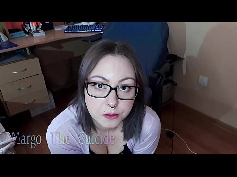 ❤️ Σέξι κορίτσι με γυαλιά πιπιλίζει Dildo βαθιά στην κάμερα ❤️ Πόρνο fb